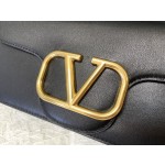 Valentino calfskin handbag 👜underarm bag Model: 1133 Decorative metal
