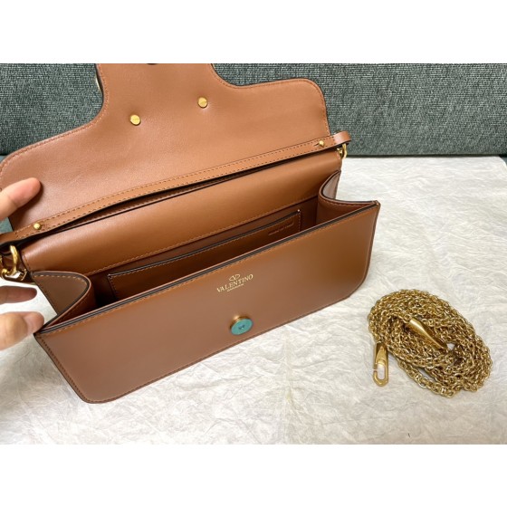 Valentino calfskin handbag 👜underarm bag Model: 1133 Decorative metal