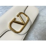 Valentino calfskin handbag 👜underarm bag Model: 1133 Decorative metal