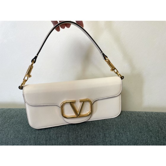 Valentino calfskin handbag 👜underarm bag Model: 1133 Decorative metal