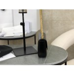 CELINE 𝑻𝒓𝒊𝒐𝒎𝒑𝒉𝒆 Chain Underarm Bag Model: 197993