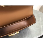 CELINE 𝑻𝒓𝒊𝒐𝒎𝒑𝒉𝒆 Chain Underarm Bag Model: 197993