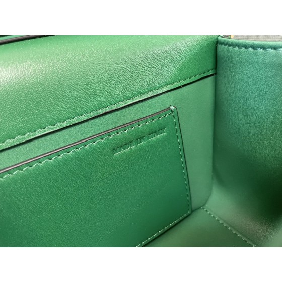 Valentino calfskin handbag 👜underarm bag Model: 1133 Decorative metal