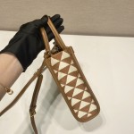 Prada embroidered fabric tote bag 👏 1BA355