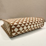 Prada embroidered fabric bag 👏 1BA356