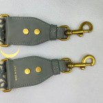 Dior 岩石灰罗马肩带