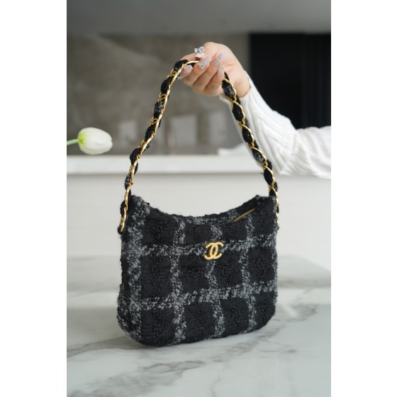 𝗖𝗛𝗔𝗡𝗘𝗟 𝟮𝟐𝑲 New 𝒉𝒐𝒃𝒐 Tweed Underarm Bag