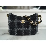 𝗖𝗛𝗔𝗡𝗘𝗟 𝟮𝟐𝑲 New 𝒉𝒐𝒃𝒐 Tweed Underarm Bag