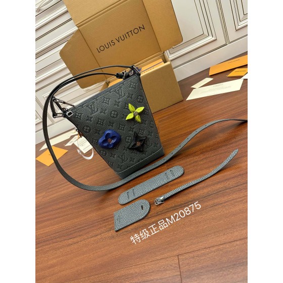 Louis Vuitton FW22 show handbag M20875