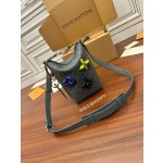 Louis Vuitton FW22 show handbag M20875