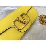 Valentino calfskin handbag 👜underarm bag Model: 1133 Decorative metal