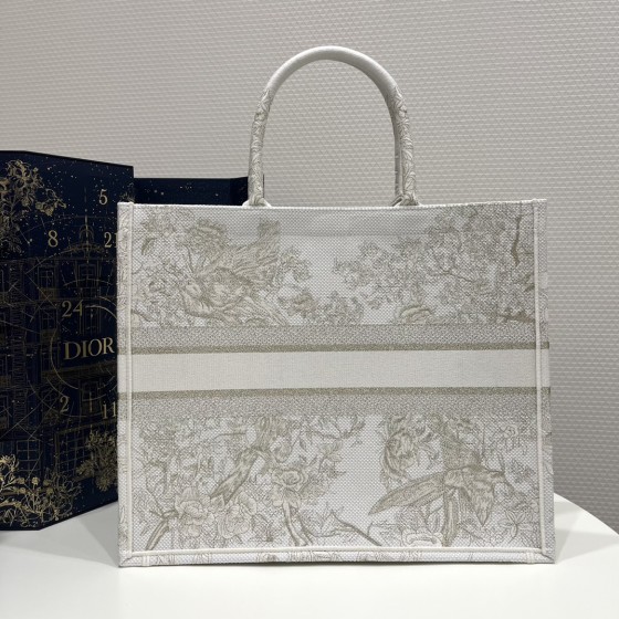 DIOR TOTE Christmas Limited Edition Collection