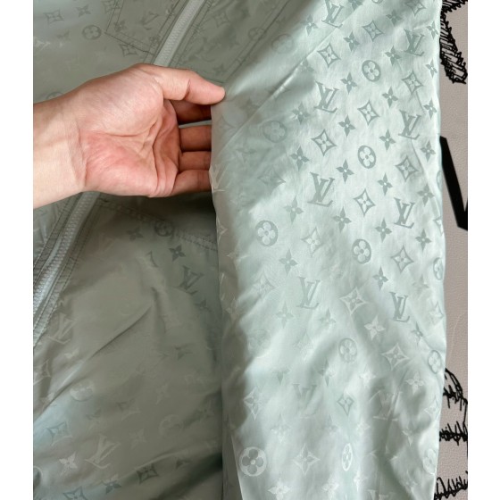 Louis Vuitton wears the latest jacket jacket on both sides