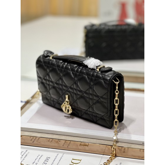 Dior Pearl Handbag Model: 0980