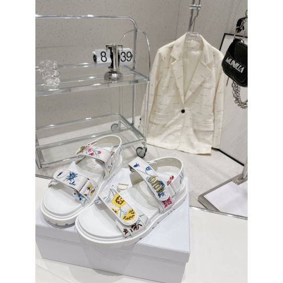 Dior's latest popular embroidered sandals