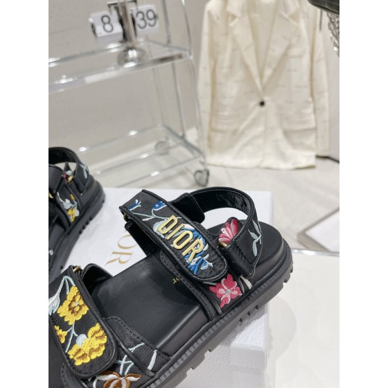 Dior's latest popular embroidered sandals