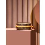 Louis Vuitton 𝐁𝐎Î𝐓𝐄 𝐂𝐇𝐀𝐏𝐄𝐀𝐔 𝐒𝐎𝐔𝐏𝐋𝐄 new soft cake