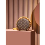 Louis Vuitton 𝐁𝐎Î𝐓𝐄 𝐂𝐇𝐀𝐏𝐄𝐀𝐔 𝐒𝐎𝐔𝐏𝐋𝐄 new soft cake