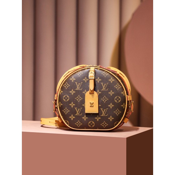 Louis Vuitton 𝐁𝐎𝐈𝐓𝐄 𝐂𝐇𝐀𝐏𝐄𝐀𝐔 𝐒𝐎𝐔𝐏𝐋𝐄 new version big soft cake M45747