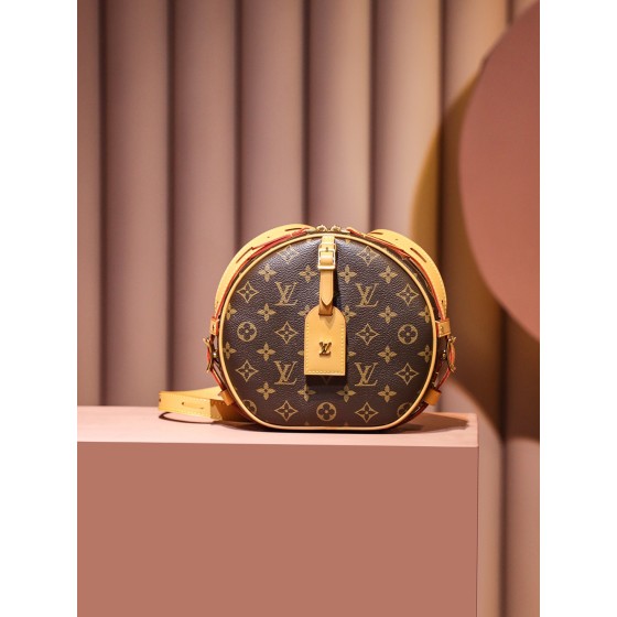 Louis Vuitton 𝐁𝐎𝐈𝐓𝐄 𝐂𝐇𝐀𝐏𝐄𝐀𝐔 𝐒𝐎𝐔𝐏𝐋𝐄 new version big soft cake M45747