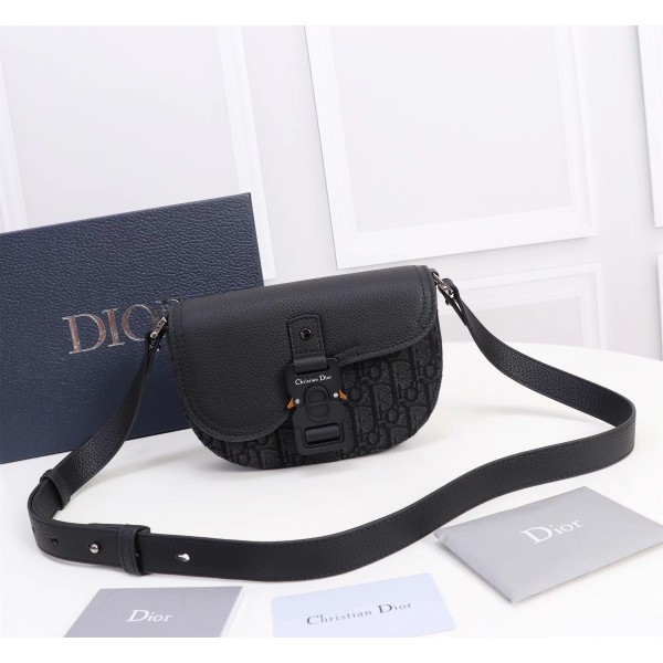 Dior saddle handbag with shoulder straps for men's clothing collection