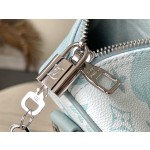 𝐋𝐎𝐔𝐈𝐒𝐕𝐔𝐈𝐓𝐓𝐎𝐍 M22570 This Keepall Bandouli è re 50 travel bag