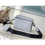 𝐋𝐎𝐔𝐈𝐒𝐕𝐔𝐈𝐓𝐓𝐎𝐍 M46603 gray embossed Trio messenger bag