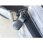 𝐋𝐎𝐔𝐈𝐒𝐕𝐔𝐈𝐓𝐓𝐎𝐍 M46603 gray embossed Trio messenger bag