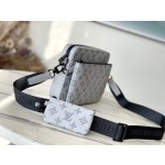 𝐋𝐎𝐔𝐈𝐒𝐕𝐔𝐈𝐓𝐓𝐎𝐍 M46603 gray embossed Trio messenger bag