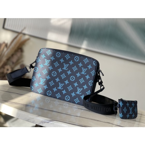 𝐋𝐎𝐔𝐈𝐒𝐕𝐔𝐈𝐓𝐓𝐎𝐍 M46604 Blue Embossed This Trio Postman Bag