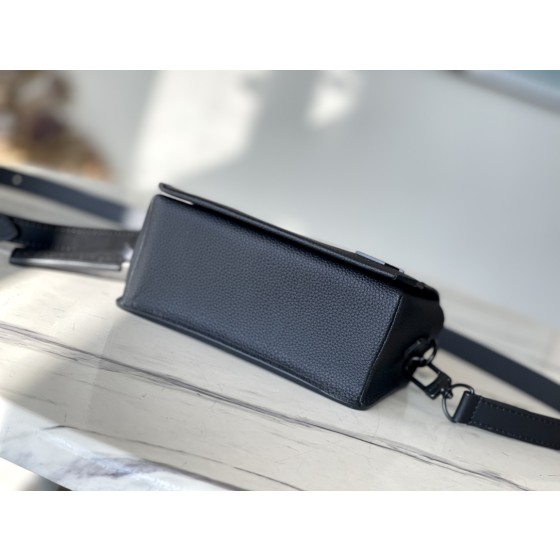 𝐋𝐎𝐔𝐈𝐒𝐕𝐔𝐈𝐓𝐓𝐎𝐍 M82085 Black Takeoff Postman Bag