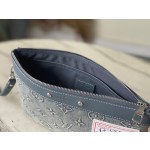 𝐋𝐎𝐔𝐈𝐒𝐕𝐔𝐈𝐓𝐓𝐎𝐍 M82313 denim fabric This Pochette To Go handbag