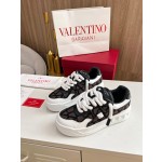 Valentino runway couple's popular thick lace casual shoes