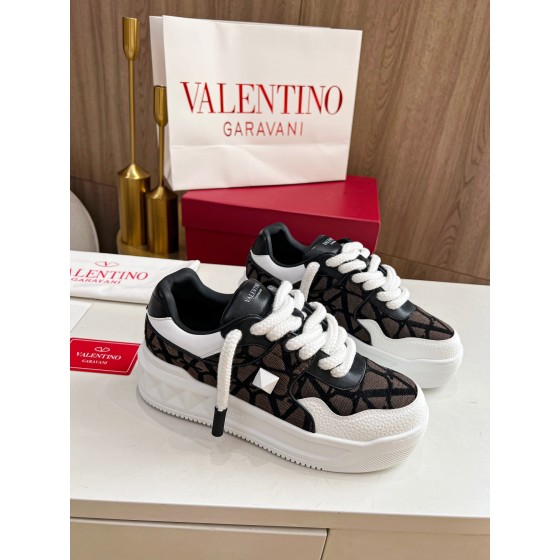 Valentino runway couple's popular thick lace casual shoes