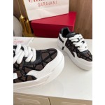 Valentino runway couple's popular thick lace casual shoes