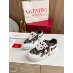 Valentino runway couple's popular thick lace casual shoes