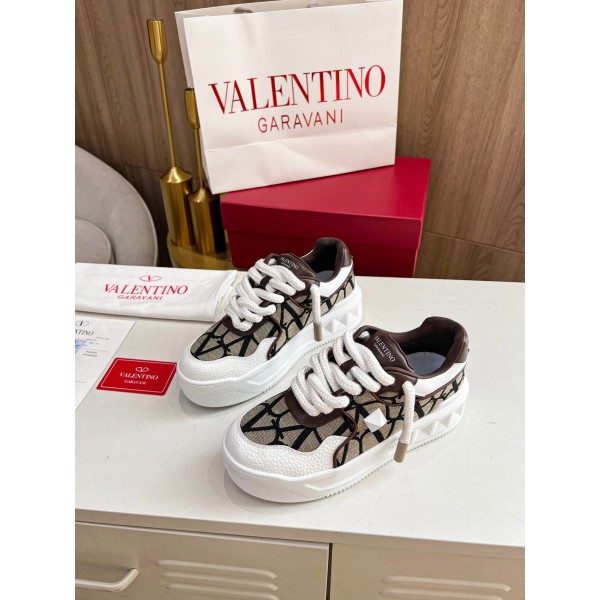 Valentino runway couple's popular thick lace casual shoes