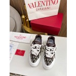 Valentino runway couple's popular thick lace casual shoes