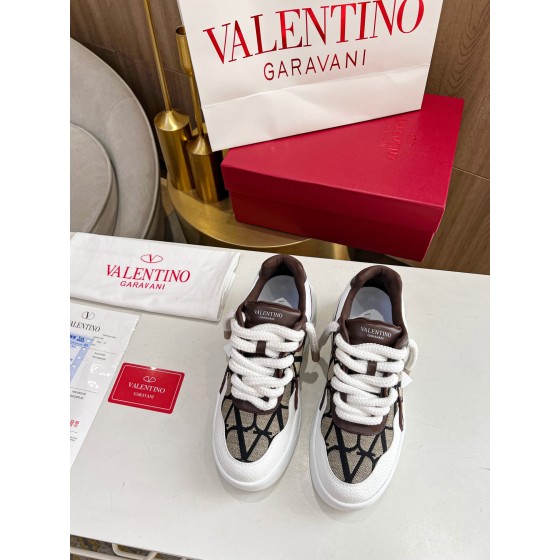 Valentino runway couple's popular thick lace casual shoes