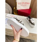 Valentino runway couple's popular thick lace casual shoes