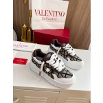 Valentino runway couple's popular thick lace casual shoes