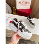 Valentino runway couple's popular thick lace casual shoes