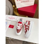 Valentino runway couple's popular thick lace casual shoes