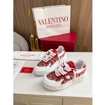 Valentino runway couple's popular thick lace casual shoes