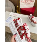 Valentino runway couple's popular thick lace casual shoes