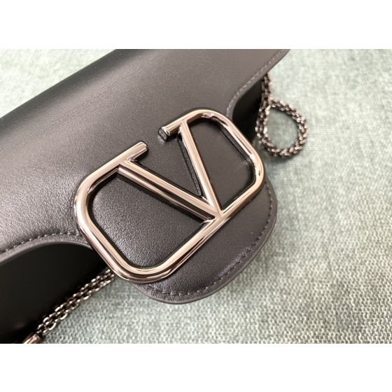 Valentino calfskin handbag ️Model: 1133