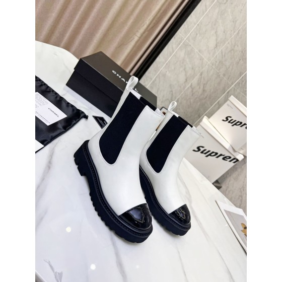 CHANEL puts on his boots with one foot