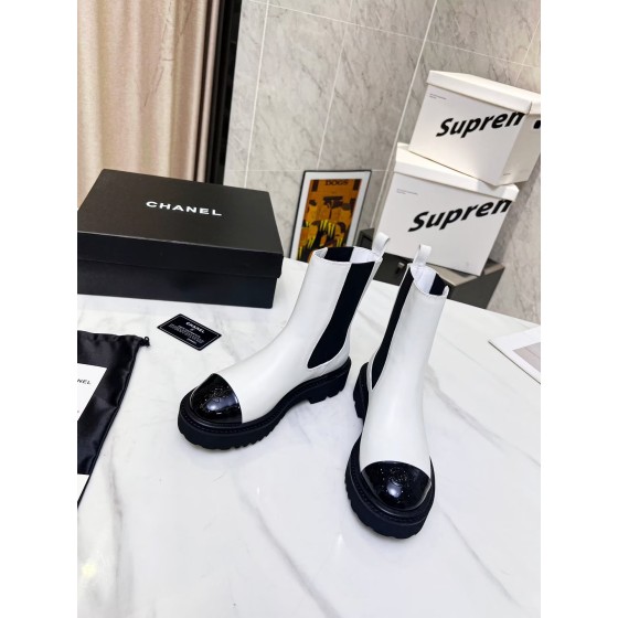 CHANEL puts on his boots with one foot