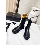 CHANEL puts on his boots with one foot