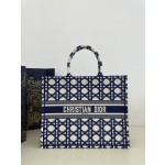 DIOR Tote classic diamond grid, iconic letters